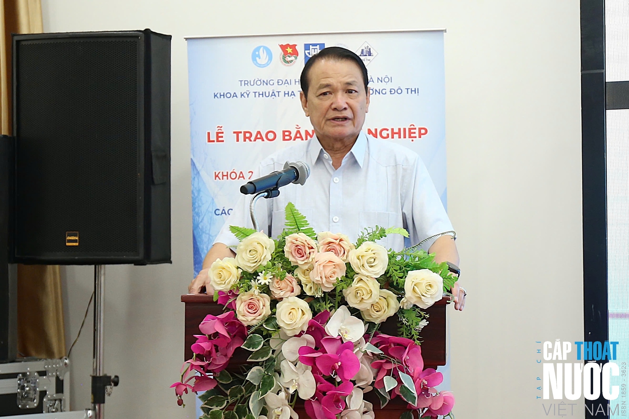 Gần 100 tân kỹ sư Khoa Kỹ thuật hạ tầng và Môi trường đô thị nhận bằng tốt nghiệp - Ảnh 3.