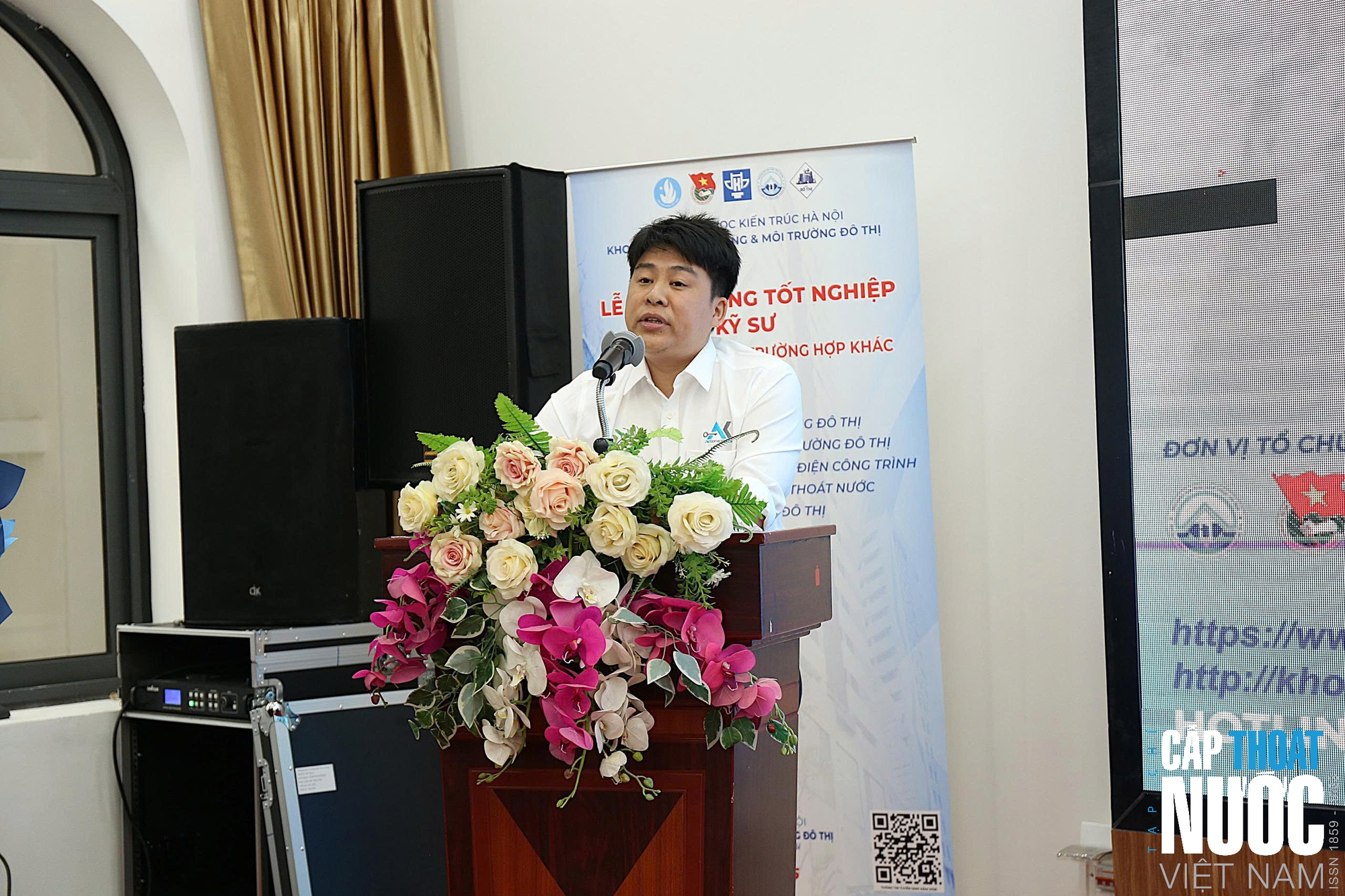 Gần 100 tân kỹ sư Khoa Kỹ thuật hạ tầng và Môi trường đô thị nhận bằng tốt nghiệp - Ảnh 4.