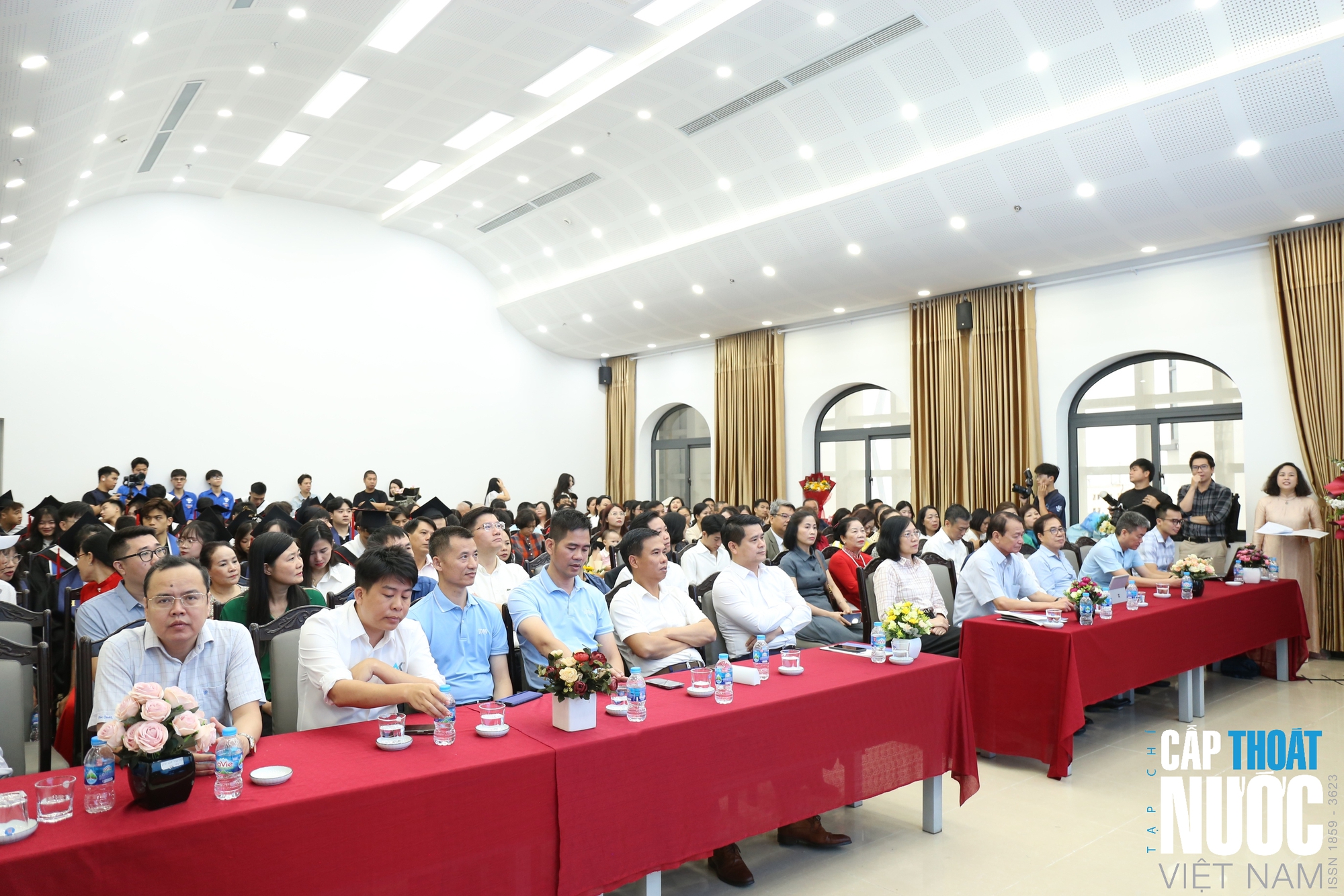 Gần 100 tân kỹ sư Khoa Kỹ thuật hạ tầng và Môi trường đô thị nhận bằng tốt nghiệp - Ảnh 6.