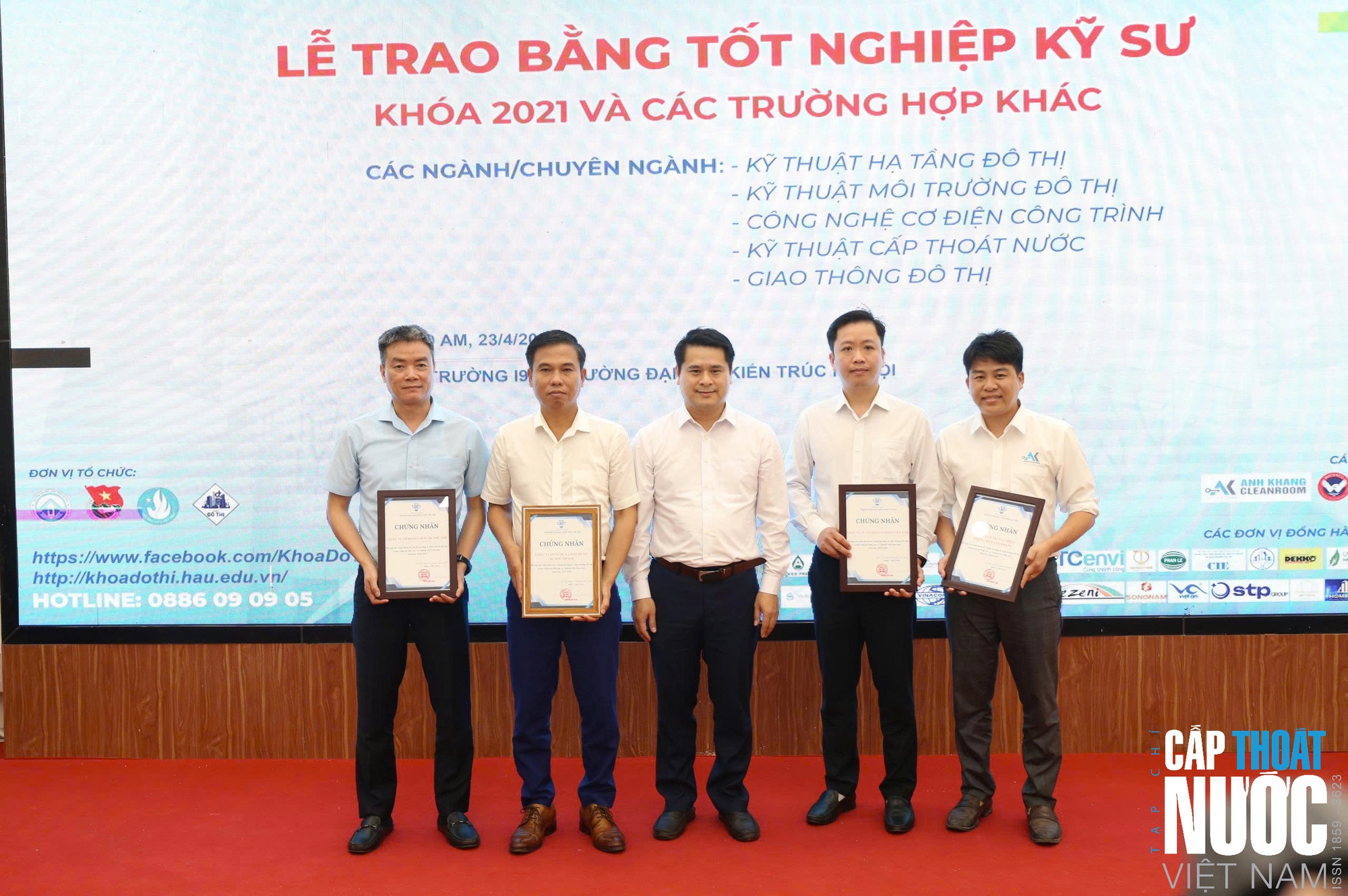 Gần 100 tân kỹ sư Khoa Kỹ thuật hạ tầng và Môi trường đô thị nhận bằng tốt nghiệp - Ảnh 8.