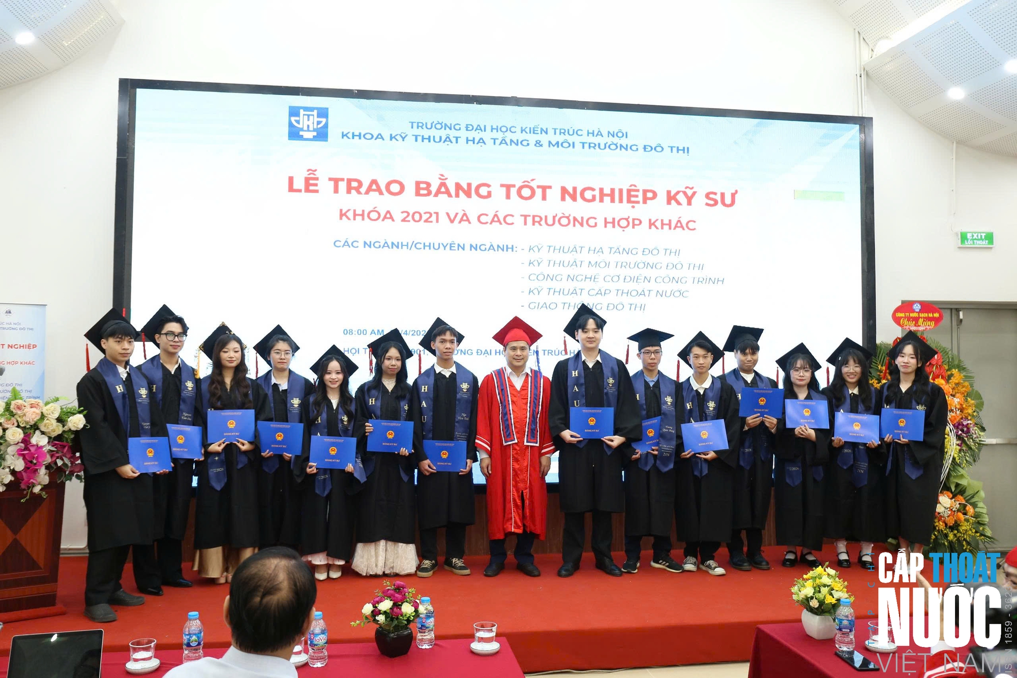 Gần 100 tân kỹ sư Khoa Kỹ thuật hạ tầng và Môi trường đô thị nhận bằng tốt nghiệp - Ảnh 10.