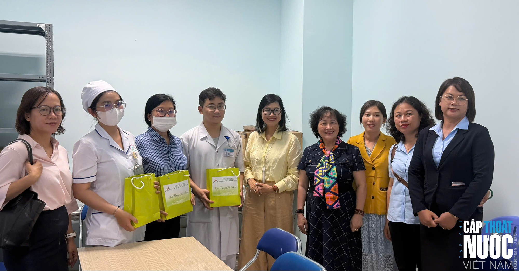 CLB L&atilde;nh đạo nữ ng&agrave;nh Nước Việt Nam trao qu&agrave; cho bệnh nh&acirc;n tại Bệnh viện Ung bướu Kh&aacute;nh H&ograve;a - Ảnh 2.