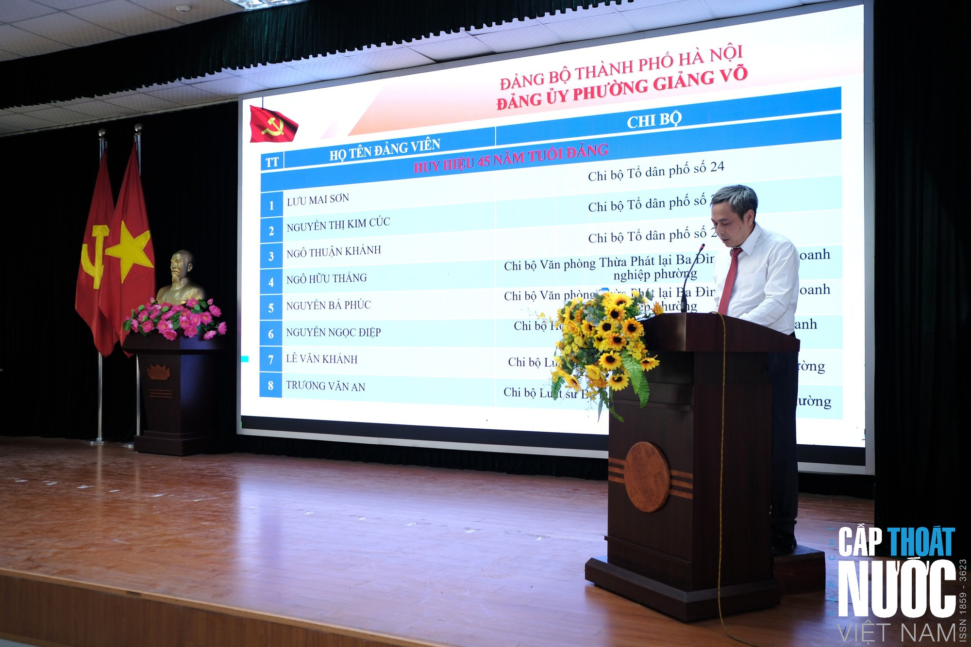 Đảng ủy phường Giảng Võ tổ chức Lễ trao tặng Huy hiệu Đảng đợt 02/9- Ảnh 1.