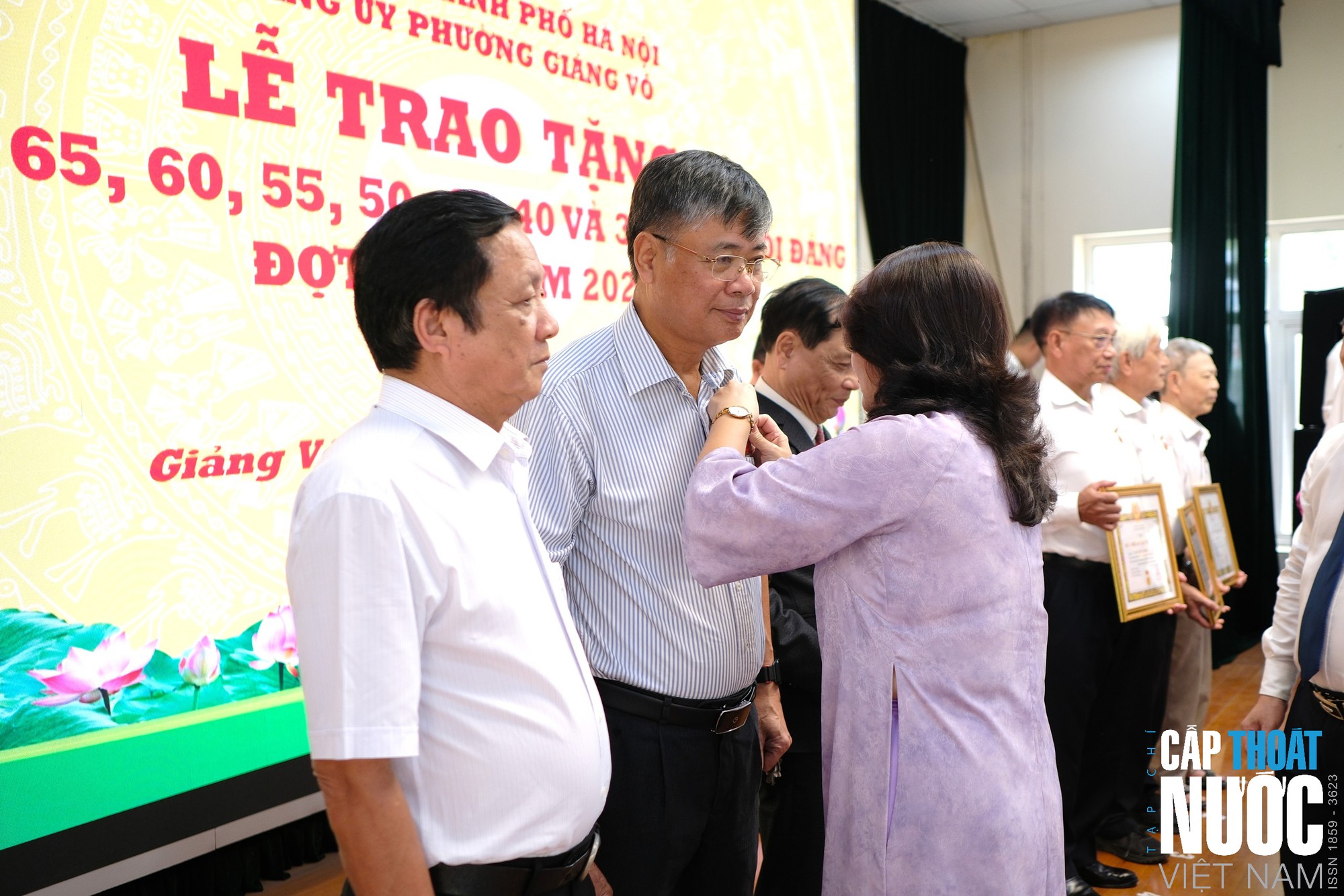 Đảng ủy phường Giảng Võ tổ chức Lễ trao tặng Huy hiệu Đảng đợt 02/9- Ảnh 2.