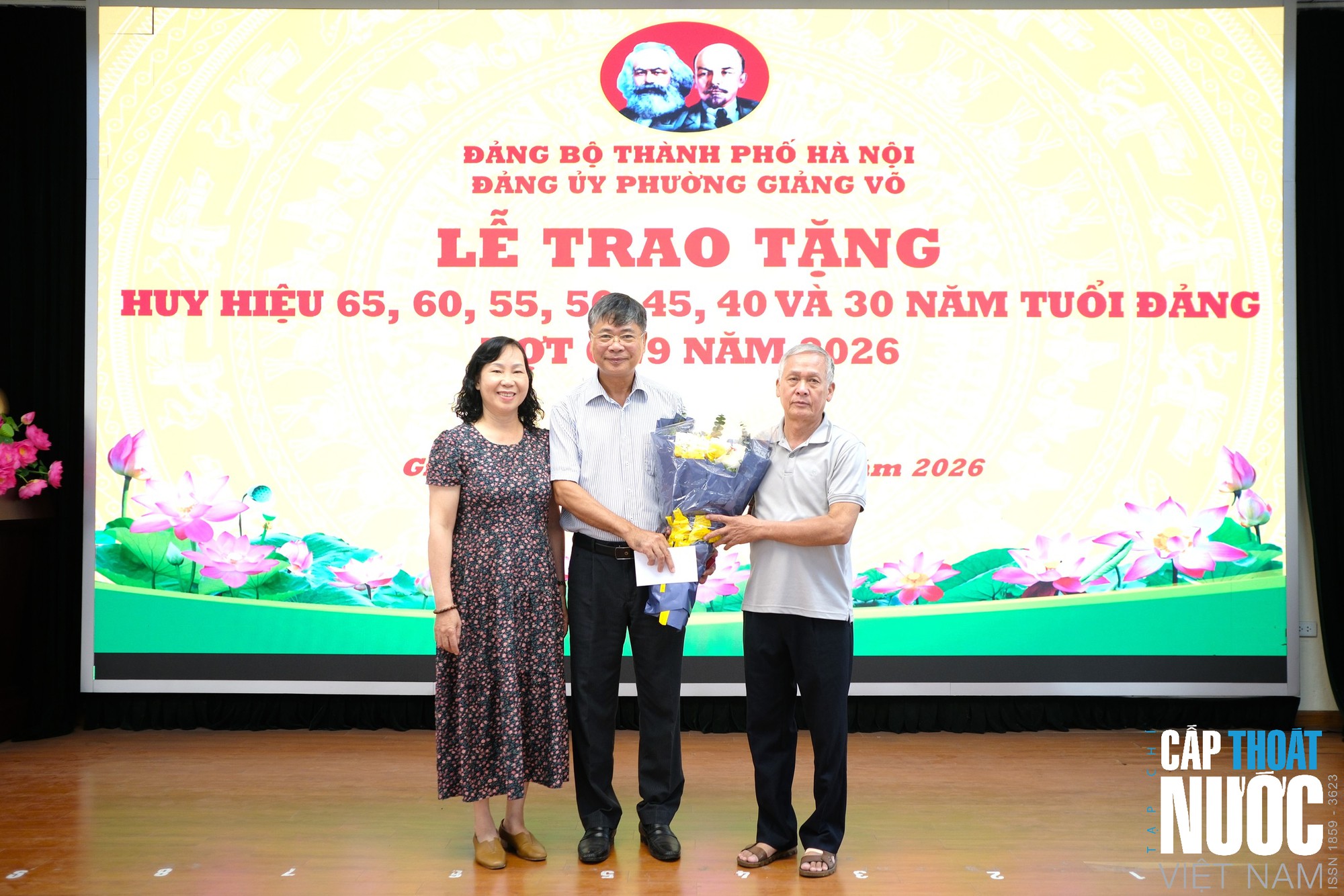 Đảng ủy phường Giảng Võ tổ chức Lễ trao tặng Huy hiệu Đảng đợt 02/9- Ảnh 3.