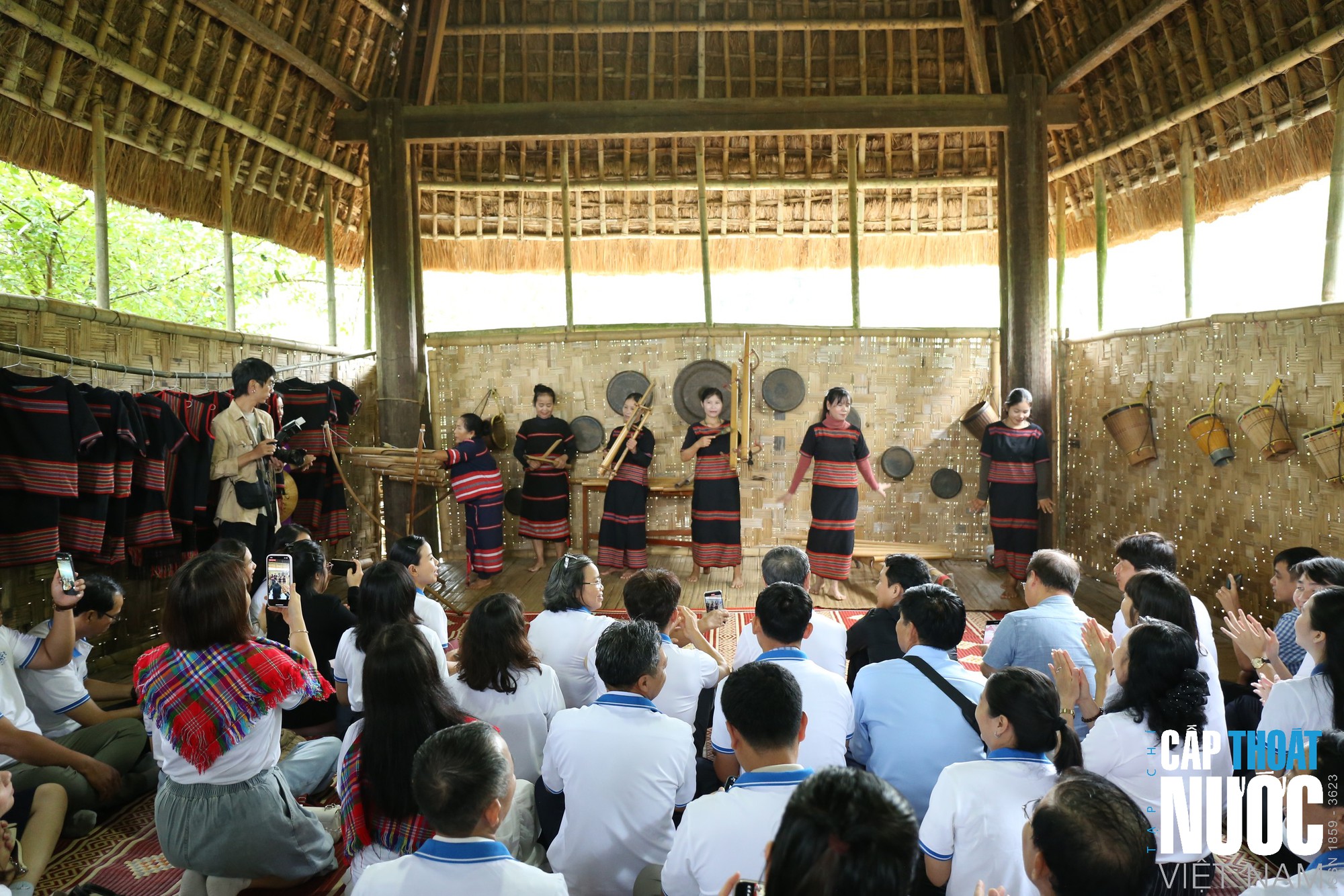 Hơn 100 du khách tham gia chương trình tham quan thực tế trong khuôn khổ Vietnam Water Week 2026- Ảnh 1.