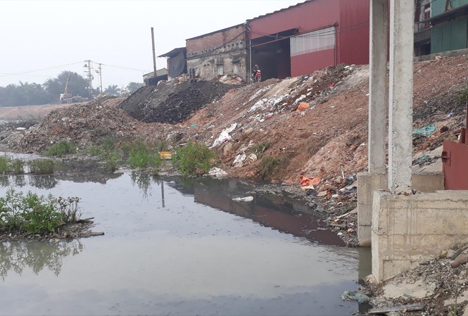 Tại làng nghề làm giấy ở Phong Khê vẫn còn cống xả nước thải có màu và mùi khó chịu ra sông Ngũ Huyện Khê
