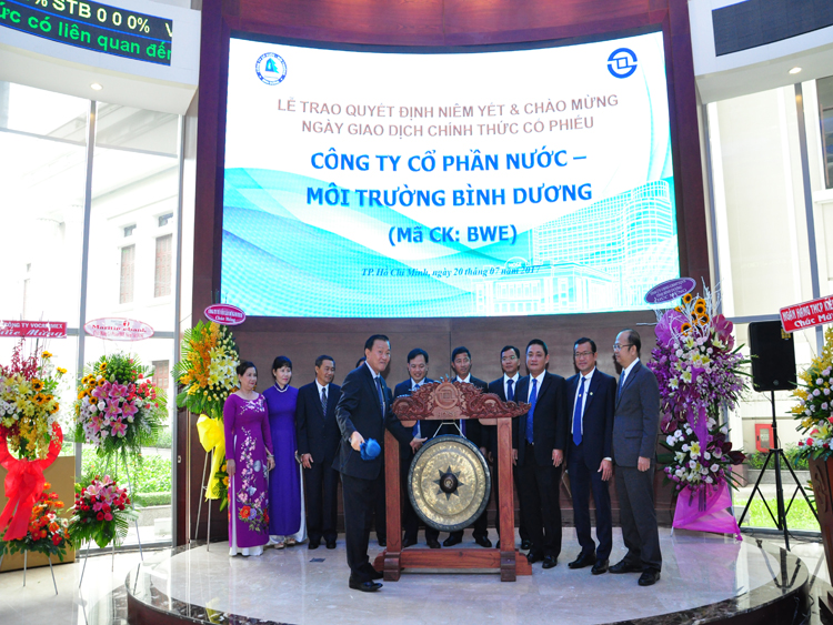ông Nguyễn Văn Thiền  - Chủ tịch Hội đồng quản trị Công ty cổ phần Nước - Môi trường Bình Dương - Biwase thực hiện nghi thức đánh cồng, chính thức đưa cổ phiếu Biwase giao dịch trên Sàn giao dịch chứng khoán