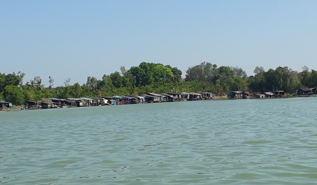 Nhà dân sinh sống ven hồ Dầu Tiếng