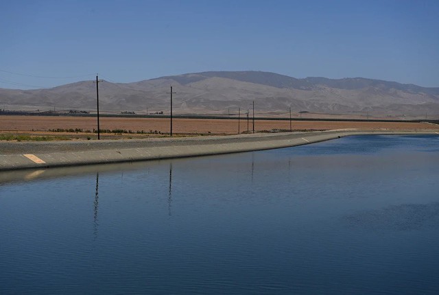 Hệ thống dẫn nước California ở Coalinga. (Ảnh: Matt McClain/The Washington Post)