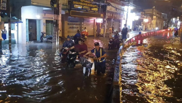 Mưa lớn khiến nhiều nơi ngập sâu ở Thành phố Hồ Chí Minh - Ảnh 1.