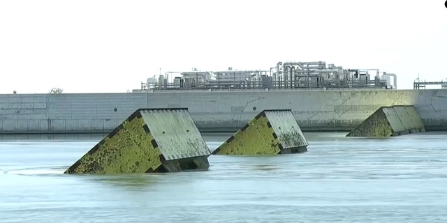 Đập ngăn thủy triều cao bất thường giúp Venice (Ý) thoát ngập - Ảnh 2.