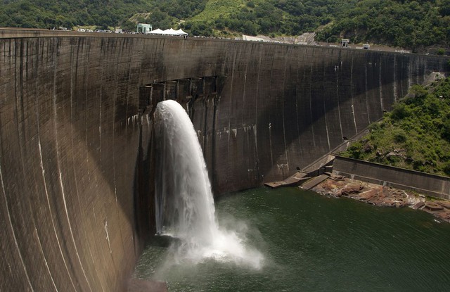 Mực nước ở đập lớn nhất Zimbabwe xuống quá thấp để phát điện - Ảnh 1.