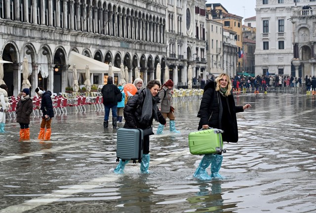 Venice (Ý) dùng kính thủy tinh chặn nước thủy triều dâng khỏi nhà thờ - Ảnh 2.