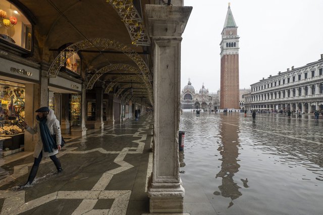 Venice (Ý) dùng kính thủy tinh chặn nước thủy triều dâng khỏi nhà thờ - Ảnh 1.