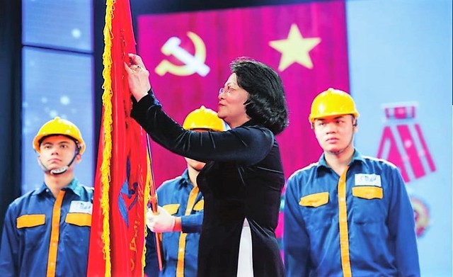 Phó Chủ tịch nước Đặng Thị Ngọc Thịnh thay mặt Đảng, Nhà nước trao tặng Huân chương Lao động Hạng Nhất (lần thứ 2) cho Công ty năm 2017