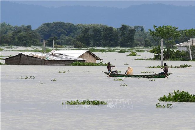 Đông Bắc Ấn Độ chìm trong biển nước do mưa lũ hoành hành  - Ảnh 1.