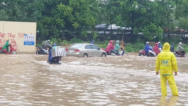 Hà Nội, Vĩnh Phúc ngập nặng sau mưa lớn - Ảnh 1.