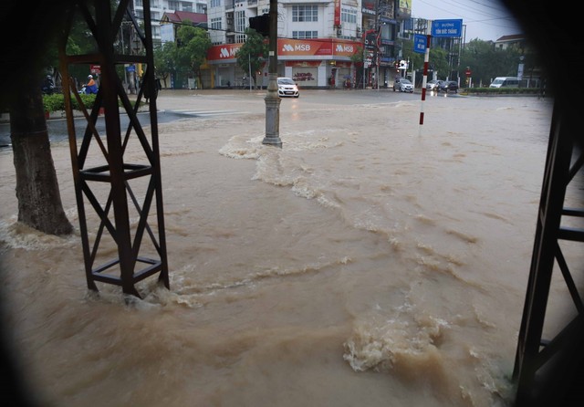 Hà Nội, Vĩnh Phúc ngập nặng sau mưa lớn - Ảnh 2.