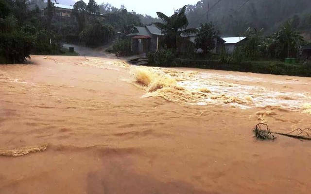 Phó Thủ tướng ký Chỉ thị về tăng cường công tác phòng, chống thiên tai và tìm kiếm cứu nạn - Ảnh 1.