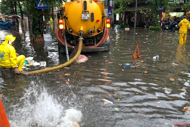 Hà Nội: Lượng mưa 2 tiếng bằng trung bình cả tháng - Ảnh 1.