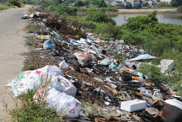 Rác thải gây ô nhiễm ở bờ đê sông Bùng, Nghệ An - Ảnh 1.