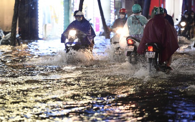 Nhiều tuyến phố thành sông sau mưa lớn, dân Hà Nội loay hoay tìm đường về nhà - Ảnh 9.