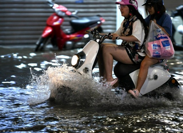 Nhiều tuyến phố thành sông sau mưa lớn, dân Hà Nội loay hoay tìm đường về nhà - Ảnh 8.