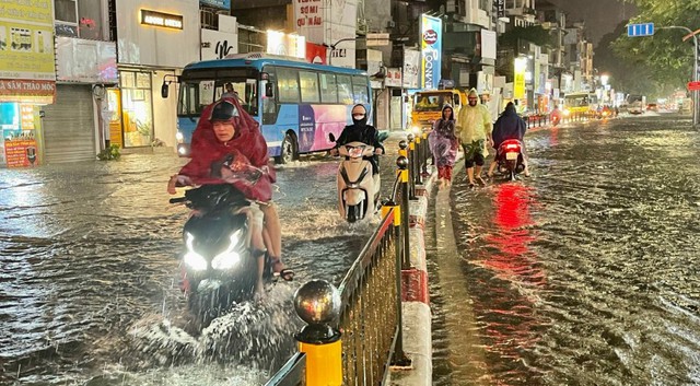 Nhiều tuyến phố thành sông sau mưa lớn, dân Hà Nội loay hoay tìm đường về nhà - Ảnh 1.