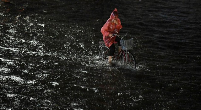 Nhiều tuyến phố thành sông sau mưa lớn, dân Hà Nội loay hoay tìm đường về nhà - Ảnh 10.