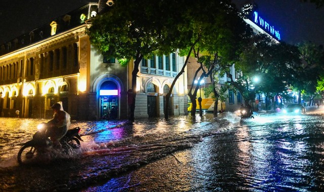 Nhiều tuyến phố thành sông sau mưa lớn, dân Hà Nội loay hoay tìm đường về nhà - Ảnh 2.