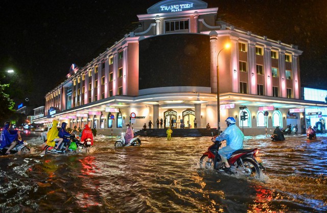 Nhiều tuyến phố thành sông sau mưa lớn, dân Hà Nội loay hoay tìm đường về nhà - Ảnh 15.