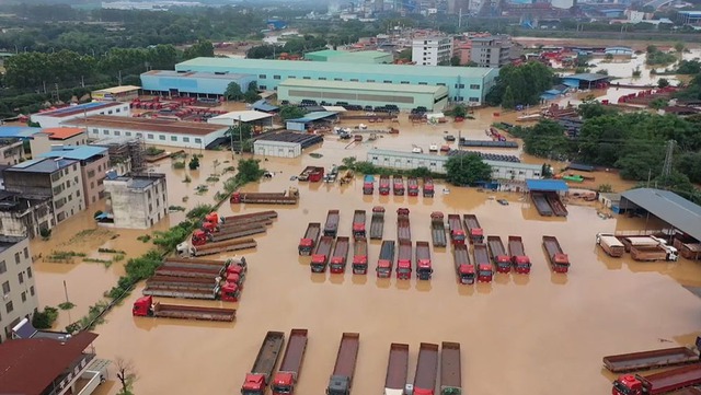 Các tỉnh miền Nam Trung Quốc đưa ra báo động đỏ trước trận lũ lụt lịch sử - Ảnh 1.