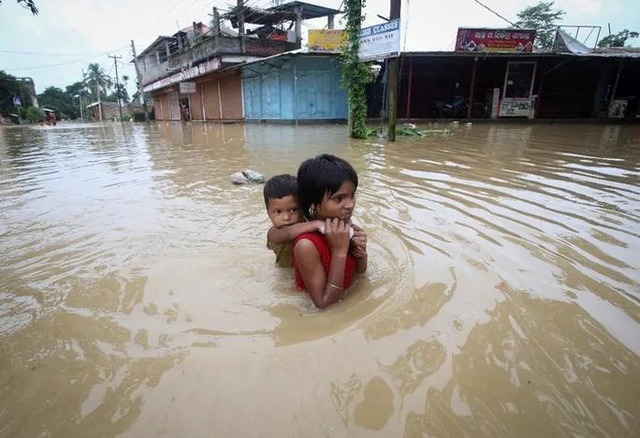 Lũ lụt cô lập người dân Ấn Độ và Bangladesh - Ảnh 2.