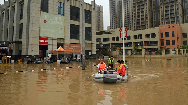Các tỉnh miền Nam Trung Quốc đưa ra báo động đỏ trước trận lũ lụt lịch sử - Ảnh 2.