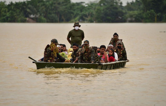 Lũ lụt cô lập người dân Ấn Độ và Bangladesh - Ảnh 3.