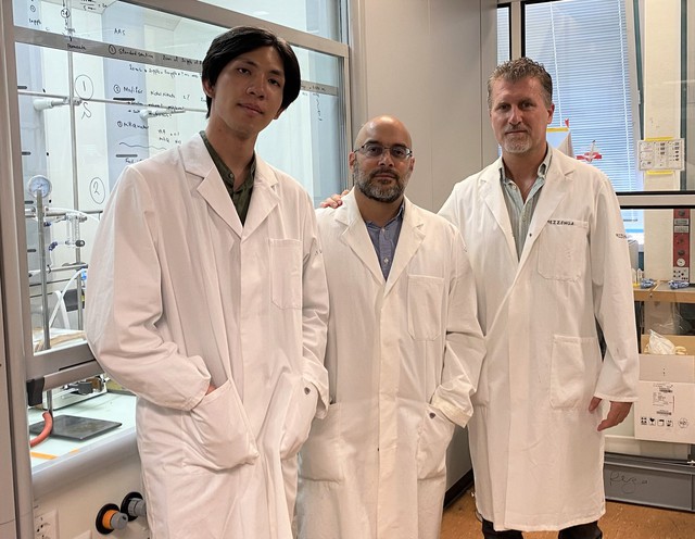 (Từ trái qua phải) Sinh viên tiến sĩ trường NTU Soon Wei Long; Giáo sư trường NTU Ali Miserez; and Giáo sư trường ETH Zurich Raffaele Mezzenga - Ảnh:Nanyang Technological University, Singapore.