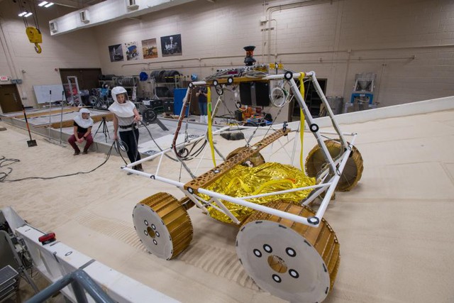 Nhiệm vụ nghiên cứu nước và băng trên bề mặt Mặt Trăng của NASA  - Ảnh 3.