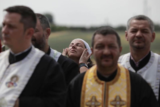 Romania tổ chức nghi lễ cầu mưa, chấm dứt hạn hán - Ảnh 1.