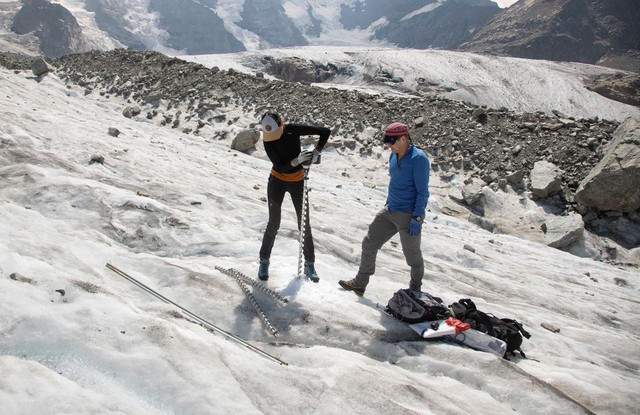 Các đợt nắng nóng khiến sông băng trên dãy Alps dần biến mất - Ảnh 2.