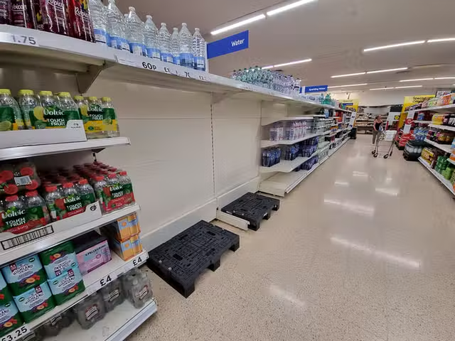 Làn sóng nhiệt khiến các kệ hàng siêu thị trống rỗng khi người mua sắm đua nhau mua nước và kem  - Ảnh 2.