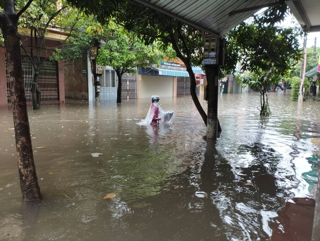 Nước tràn vào nhà nhiều hộ gia đình ở Nam Định sau trận mưa lớn - Ảnh 1.