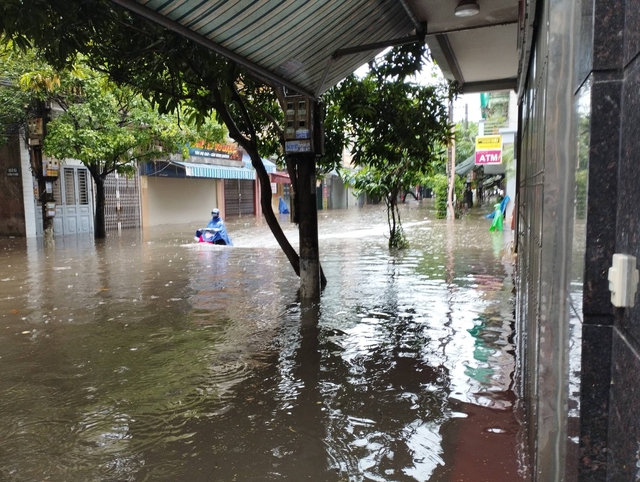 Nước tràn vào nhà nhiều hộ gia đình ở Nam Định sau trận mưa lớn - Ảnh 2.