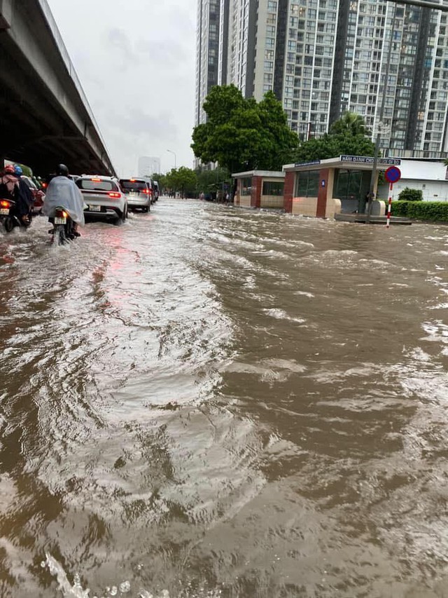 Hà Nội: Nhiều tuyến phố ngập nặng vì mưa lớn - Ảnh 1.