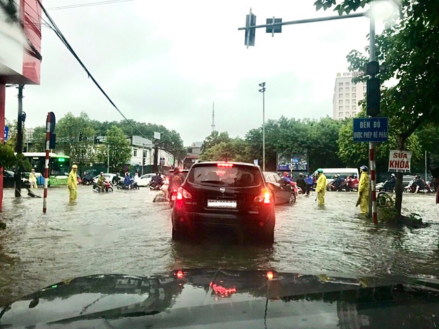Hà Nội: Nhiều tuyến phố ngập nặng vì mưa lớn - Ảnh 2.