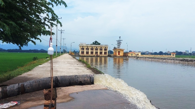 Mực nước các sông ở Hà Nội xuống chậm - Ảnh 1.