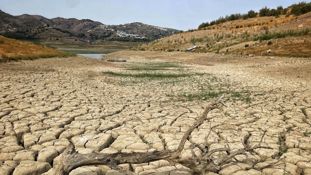 Hồ chứa Vinuela ở tỉnh Malaga, Tây Ban Nha (ảnh: Chris Cunningham/Sky News)