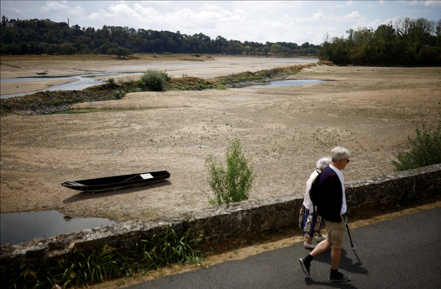 Mực nước sông Loire của Pháp xuống thấp nhất trong lịch sử - Ảnh 2.