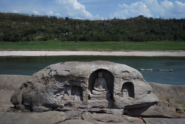 Tượng Phật giáo cổ xưa lộ ra do mực nước sông Trường Giang xuống thấp - Ảnh 2.
