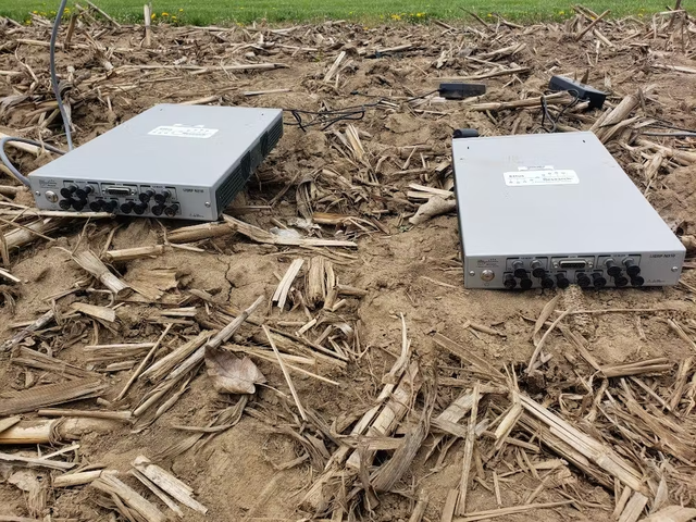 Những chiếc radio này có thể thay đổi tần số để đối phó với các thay đổi về độ ẩm của đất. Khi hoạt động thực tế thì chúng sẽ được chôn dưới đất (ảnh: Abdul Salam)